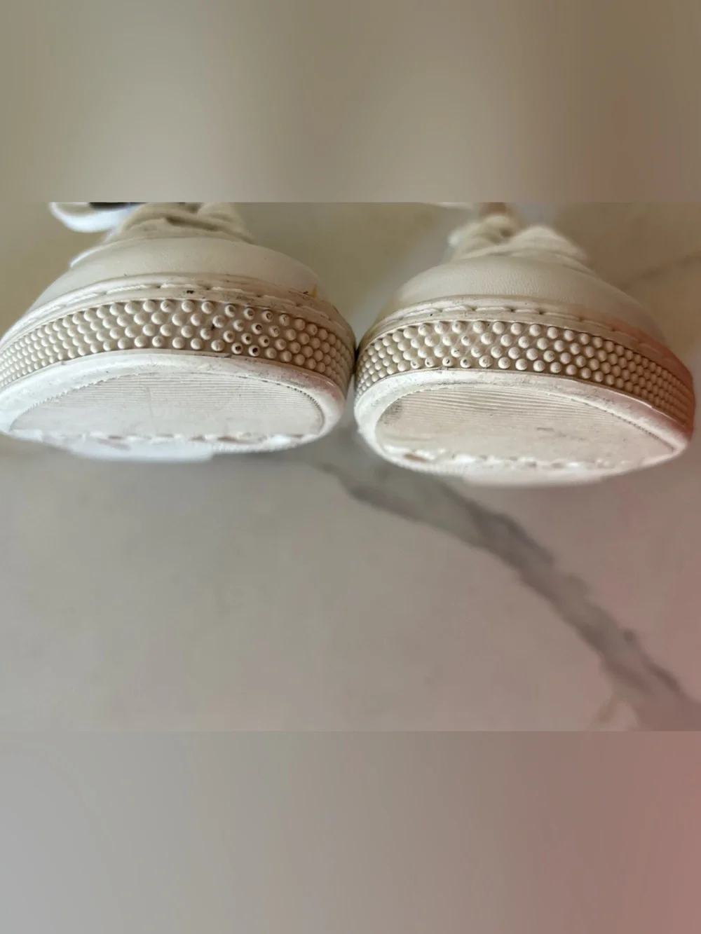 Travel Fox white sneakers size 7 back tab has a tear